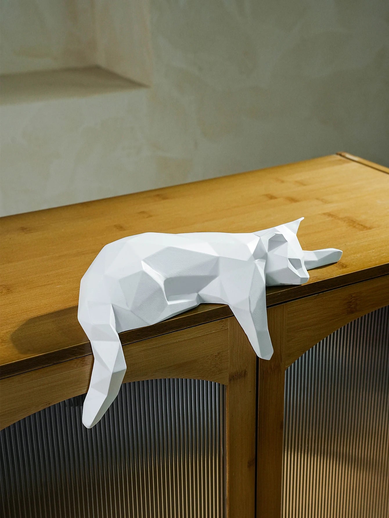 Estatua de gato blanco y negro, escultura geométrica moderna para decoración de habitación, para el hogar y la Oficina, como estante de mesa, decoración de escritorio, gato tumbado