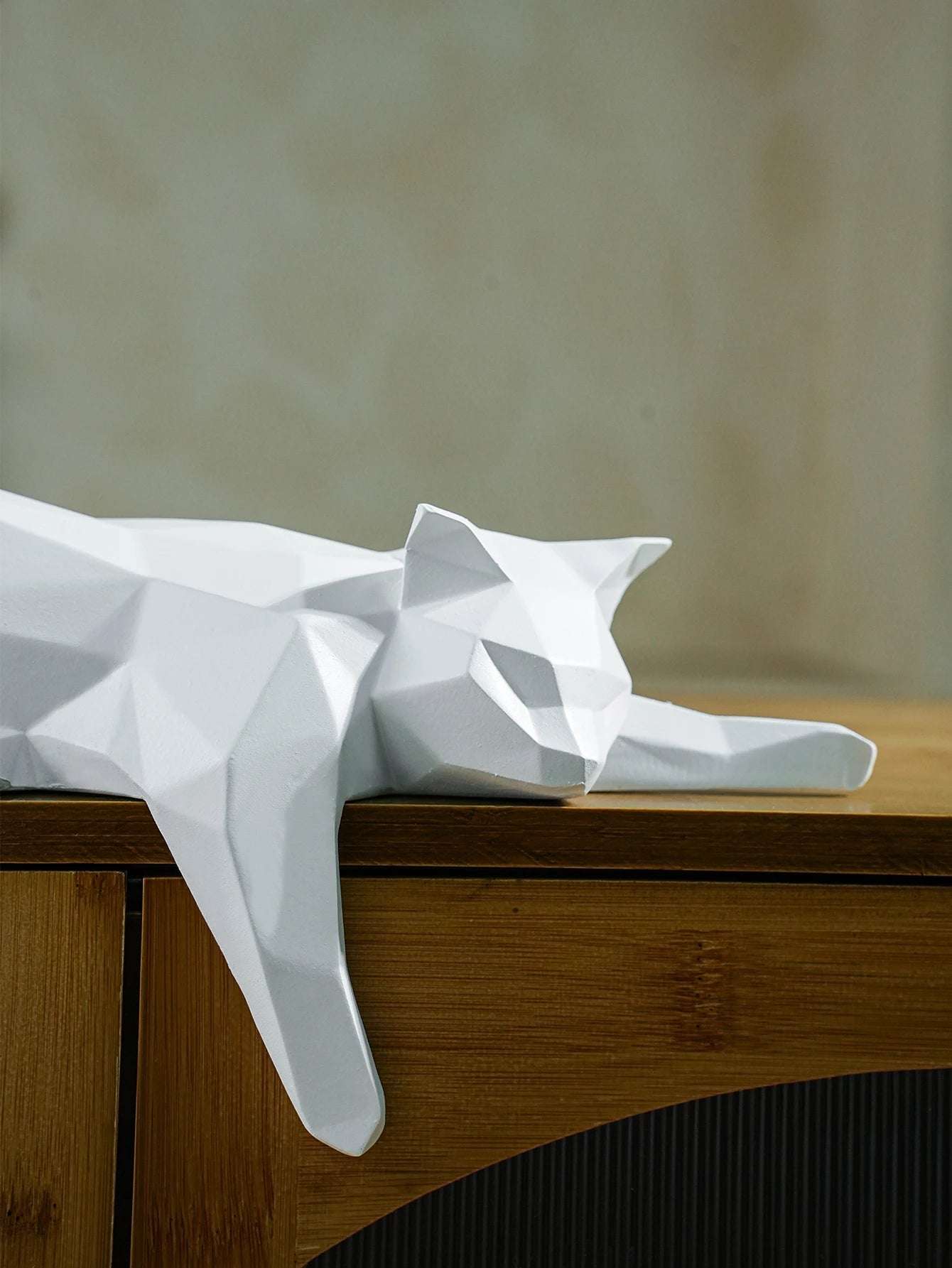 Estatua de gato blanco y negro, escultura geométrica moderna para decoración de habitación, para el hogar y la Oficina, como estante de mesa, decoración de escritorio, gato tumbado