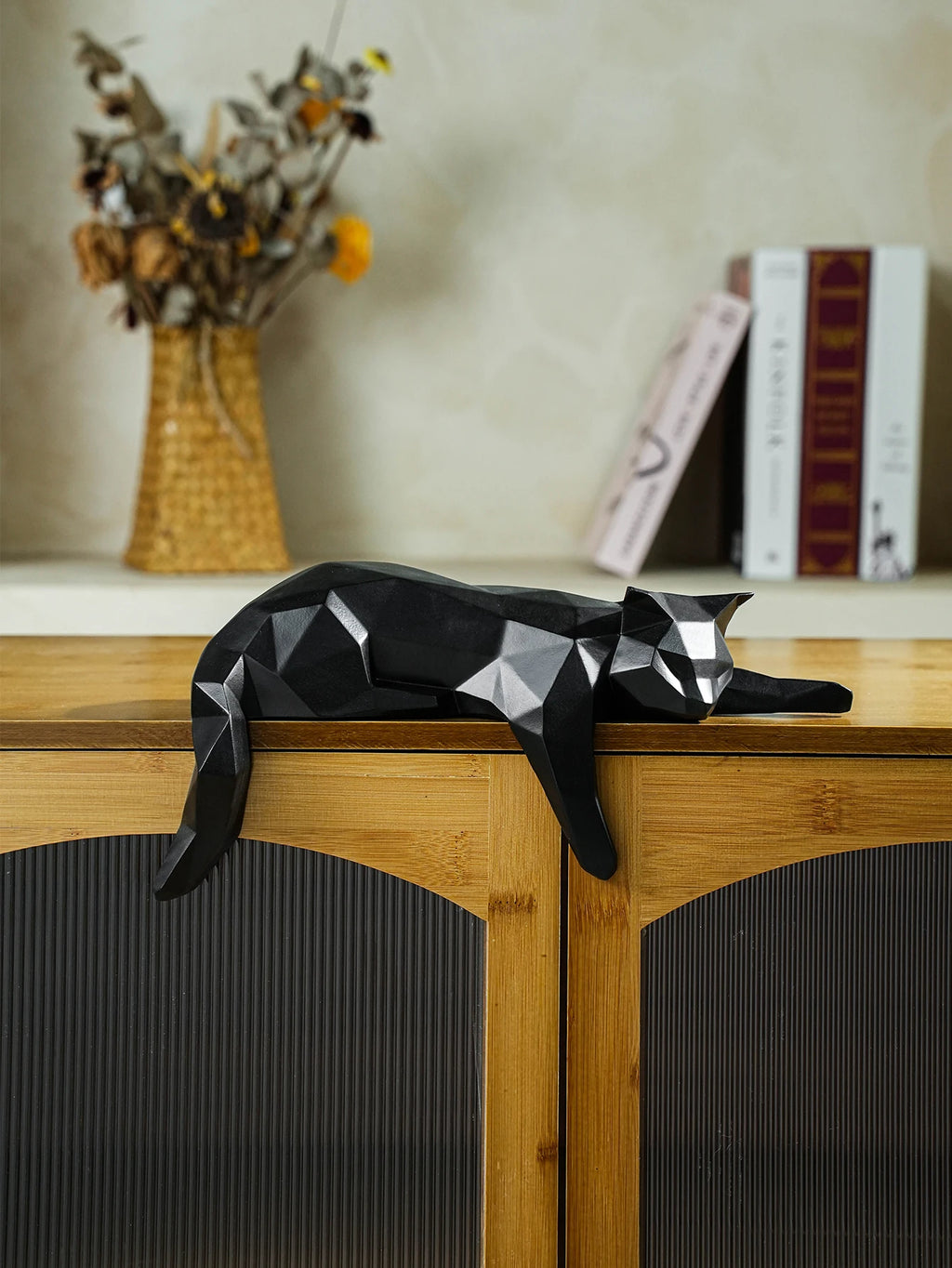 Estatua de gato blanco y negro, escultura geométrica moderna para decoración de habitación, para el hogar y la Oficina, como estante de mesa, decoración de escritorio, gato tumbado